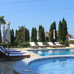 Hotel Aleksiona, Arape-Rashbulli